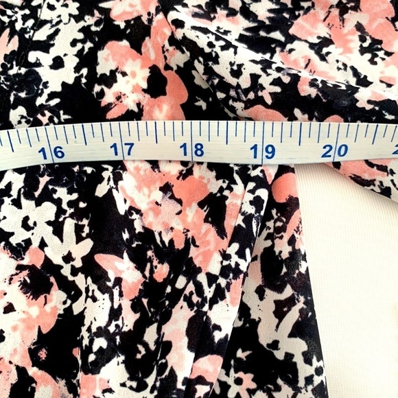 NYDJ Pintuck Black/WhitePink Abstract Floral Blouse 3/4 Bell Sleeve. Size PM - Picture 10 of 11